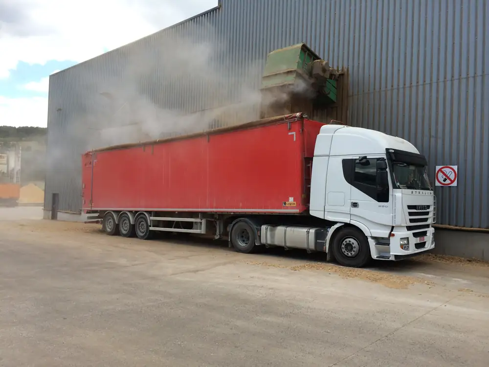 Brume au-dessus d'un camion pendant le chargement de matériaux en vrac