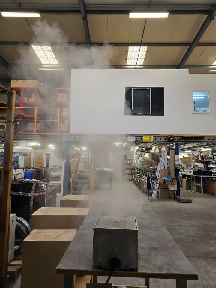 Brume diffusée dans un entrepôt pour rafraîchir les postes de travail