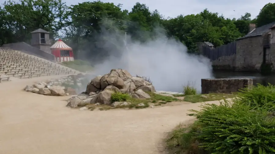 Nappe de brume dense sur le plan d'eau d'une scène de spectacle en plein air