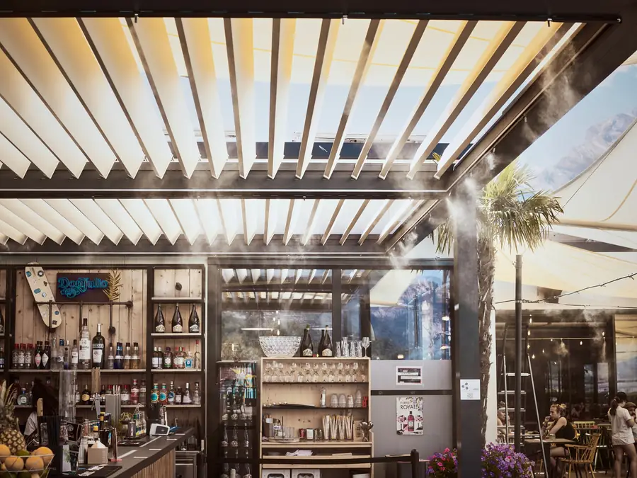 Bar extérieur avec buses intégrées à la structure de la pergola