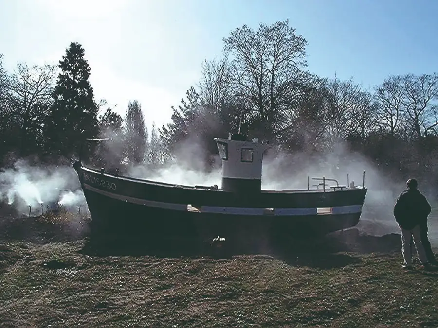 Bateau mis en scène dans un nuage de brume