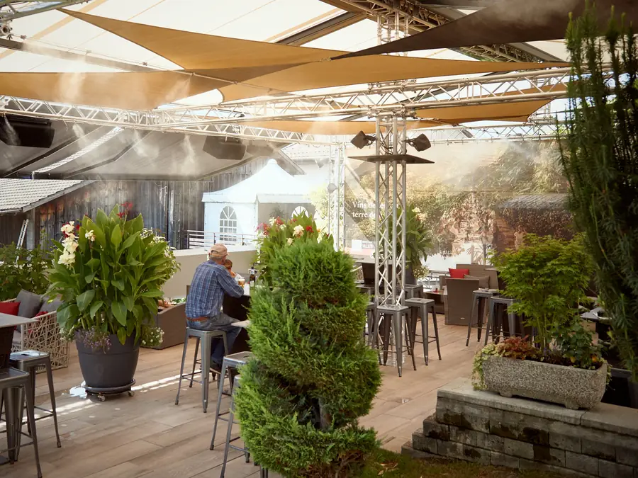 Terrasse lounge sous structure aluminium et voiles