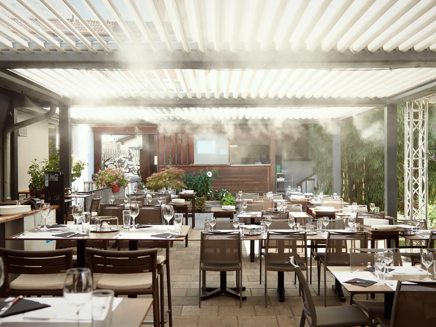 Salle de restaurant extérieure sous pergola bioclimatique